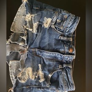 Cute summer time ripped shorts with pattern pockets